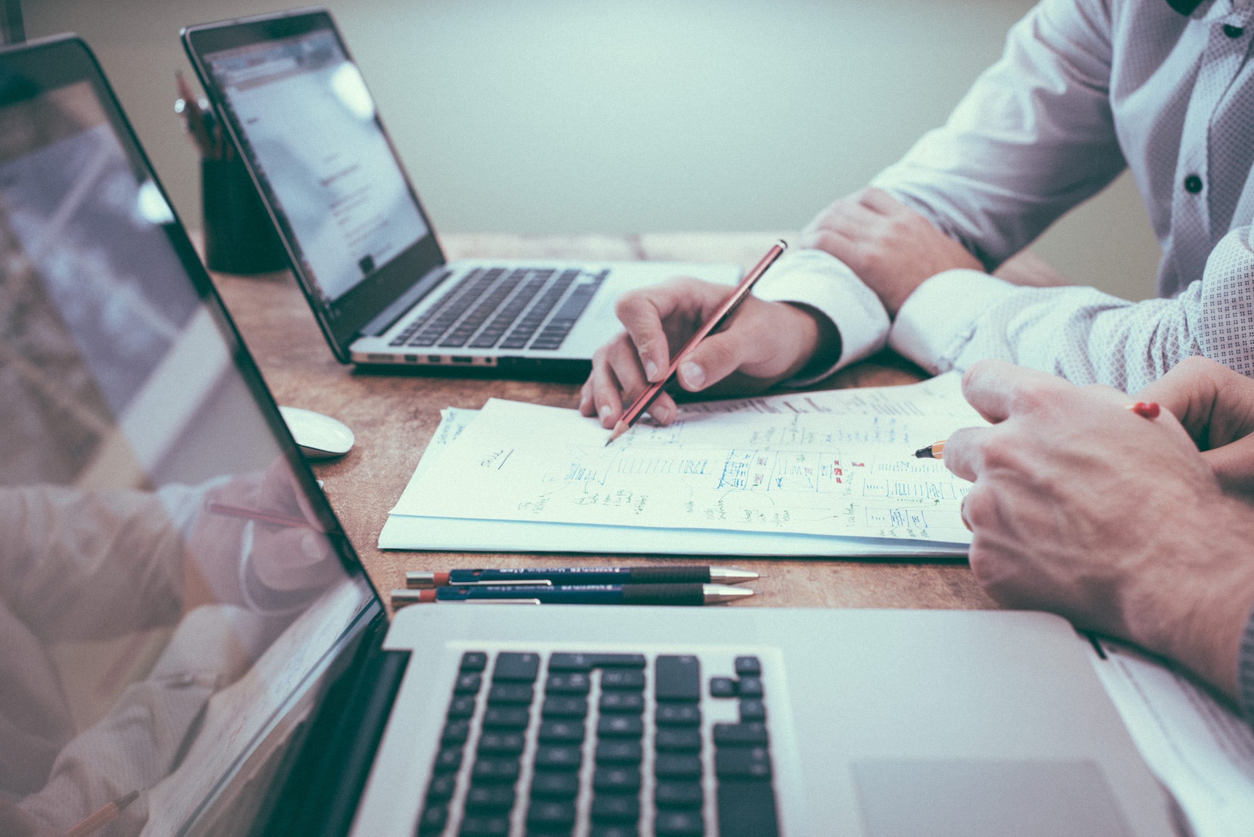 Operative Backoffice-Arbeit am Besprechungstisch