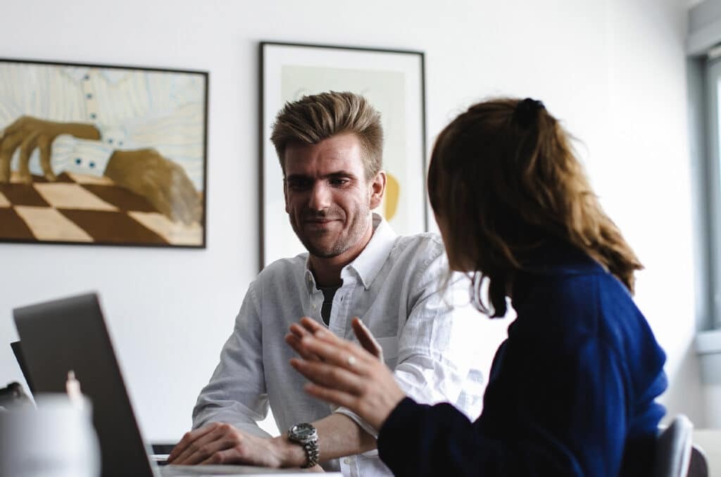 Modernes Büro mit Backoffice-Arbeitsplatz